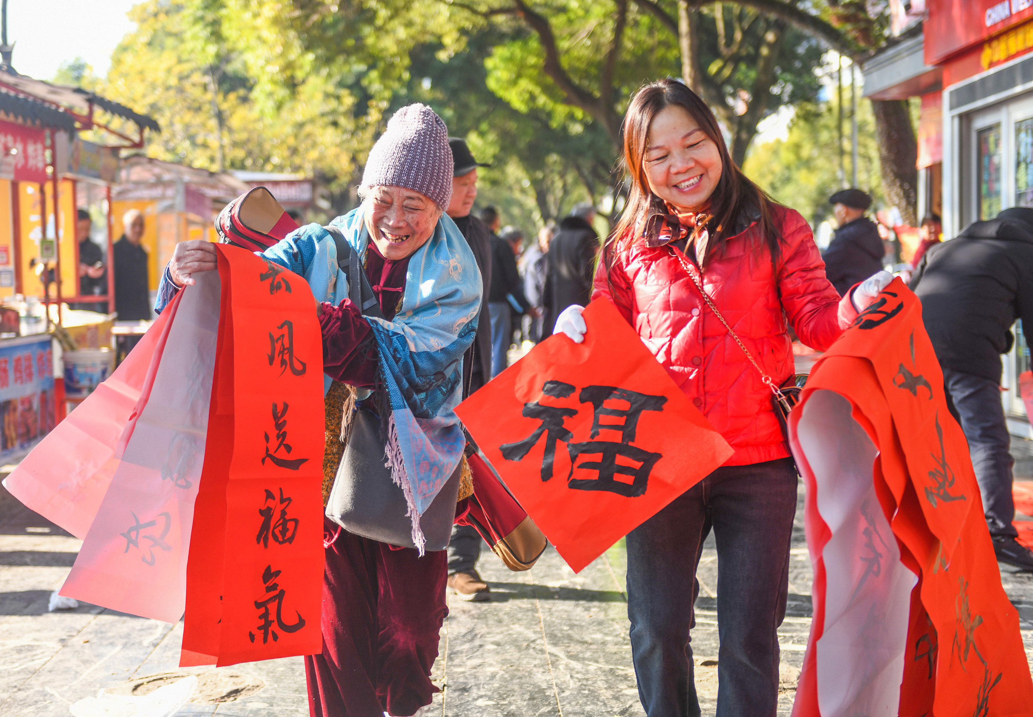 2025年1月13日，在湖南省永州市道縣西洲公園義工崗?fù)?，市民們領(lǐng)到了書法志愿者為大家書寫的春聯(lián)。