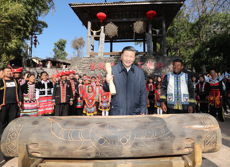 2020年1月19日，習(xí)近平總書記在云南省騰沖市清水鄉(xiāng)三家村中寨司莫拉佤族村廣場上，敲響三聲佤族木鼓，祝福來年風(fēng)調(diào)雨順、國泰民安。
