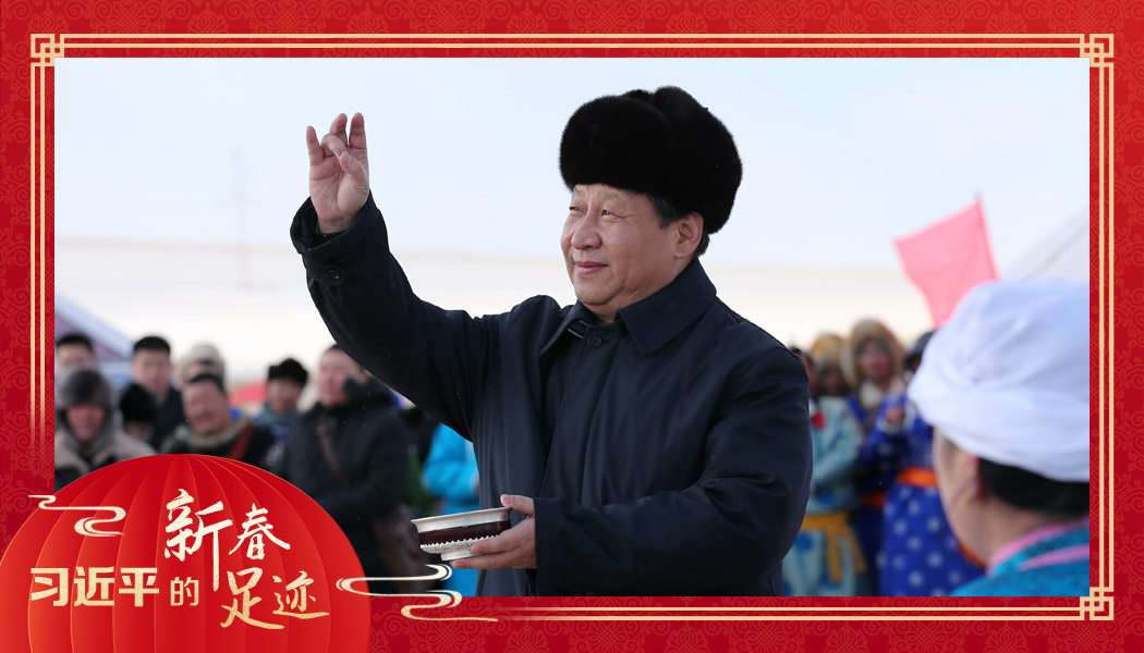 2014年1月27日，習近平總書記在內(nèi)蒙古錫林浩特市寶力根蘇木（鄉(xiāng)）參加冬季那達慕“五畜祈?！眱x式。
