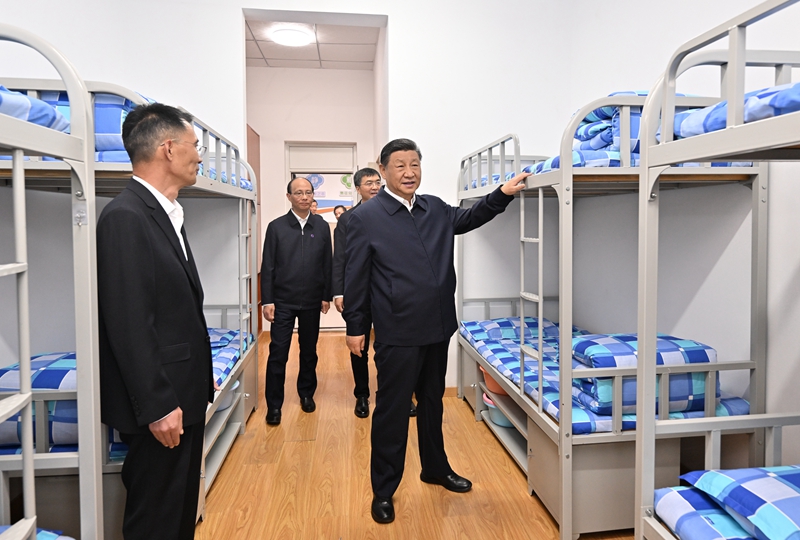 2024年6月18日下午，習近平總書記在青海果洛西寧民族中學宿舍樓察看學生住宿條件。