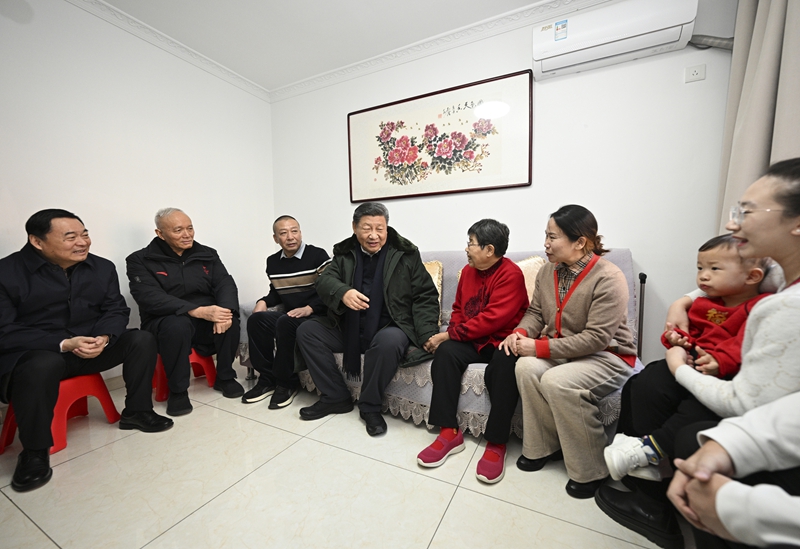 2025年1月23日上午，習近平總書記在遼寧沈陽大東區(qū)長安街道長安小區(qū)考察時，走進居民郎素蘭家中看望。