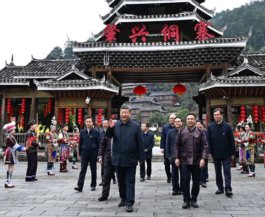 2025年3月17日下午，習(xí)近平在黔東南州黎平縣肇興侗寨考察時(shí)，在寨門口向身著民族盛裝歡迎的村民揮手致意。新華社記者 燕雁 攝