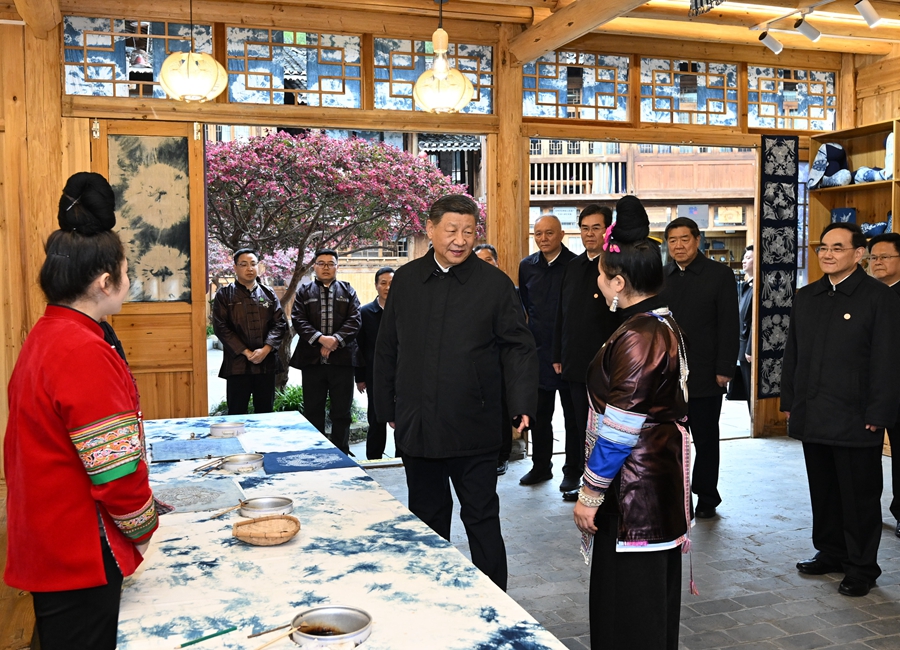 2025年3月17日下午，習(xí)近平在黔東南州黎平縣肇興侗寨侗鄉(xiāng)特色產(chǎn)業(yè)基地考察。新華社記者 謝環(huán)馳 攝