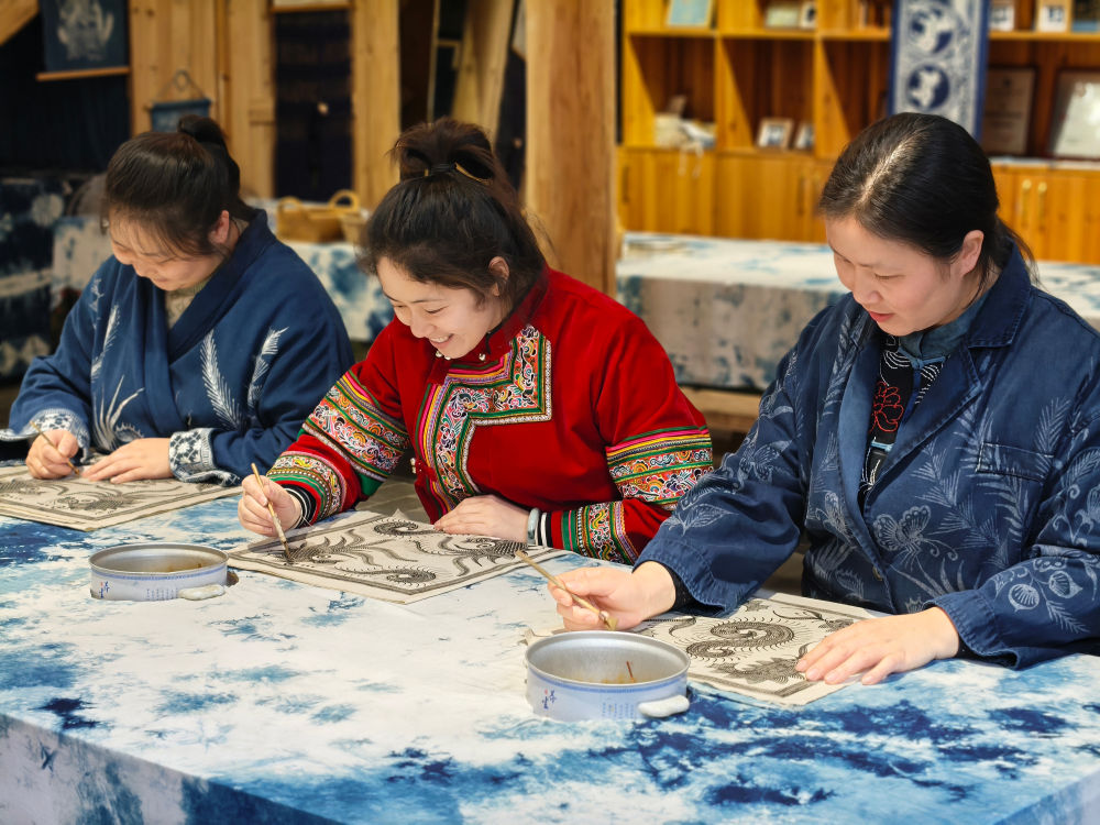 2025年3月14日，村民在肇興侗寨內(nèi)制作蠟染。圖片來源：新華社