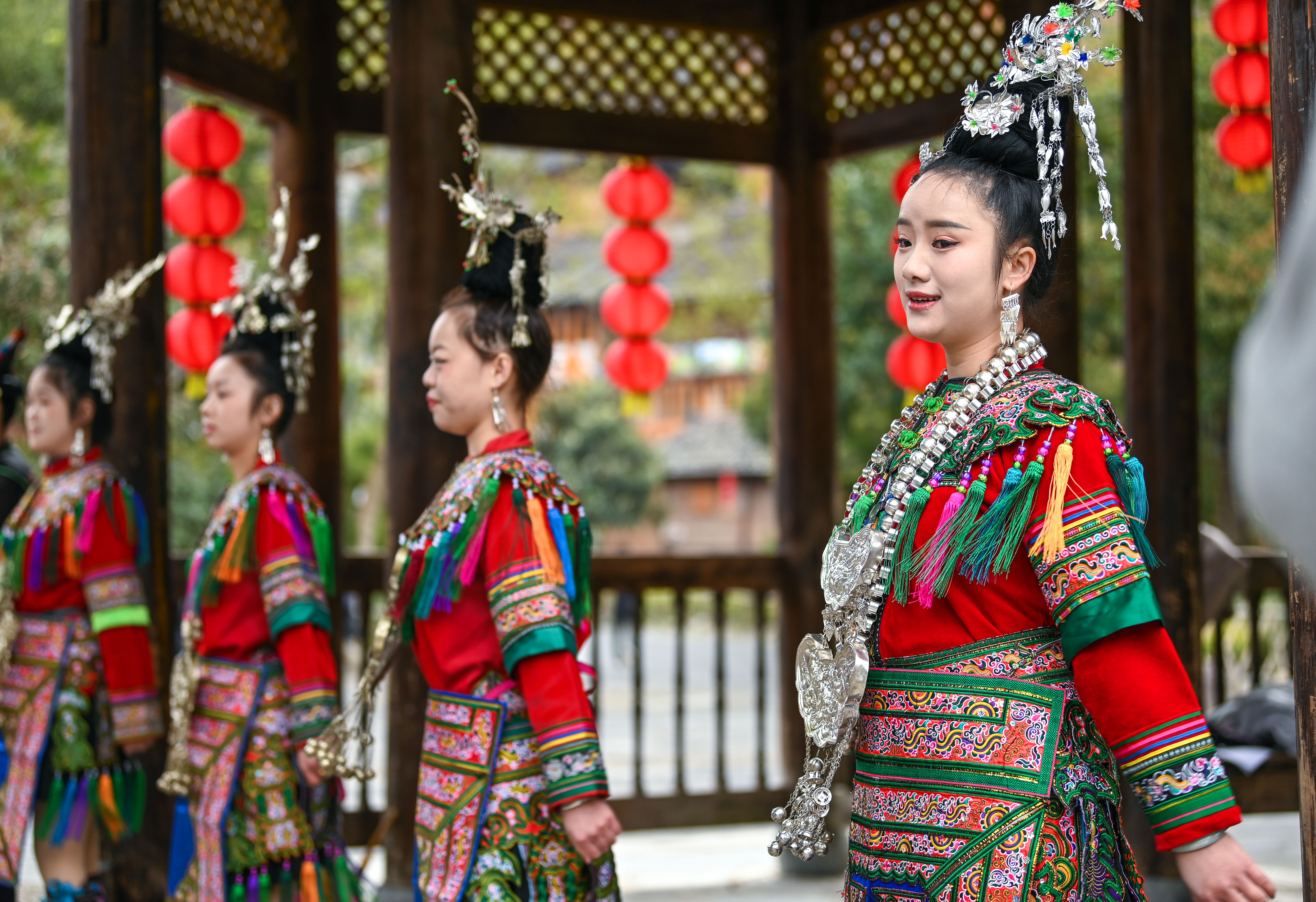  2025年3月18日，侗族群眾在貴州省黎平縣肇興侗寨給游客演唱侗族大歌。