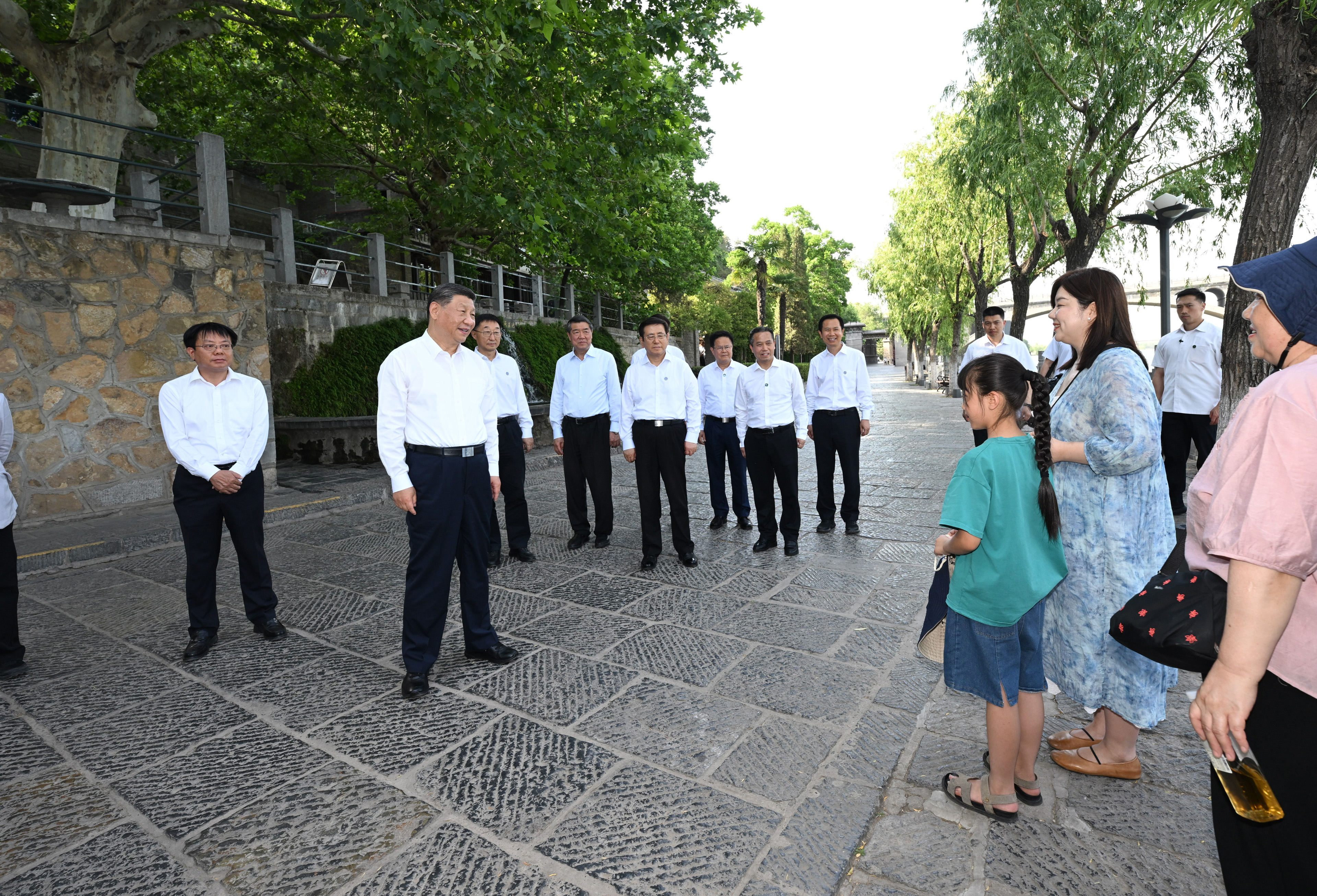 5月19日至20日，中共中央總書記、國家主席、中央軍委主席習(xí)近平在河南考察。這是19日下午，習(xí)近平在洛陽龍門石窟考察時，同游客親切交流。新華社記者 謝環(huán)馳 攝