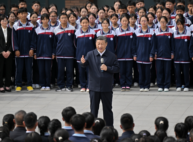 2024年6月18日，習(xí)近平總書記在青海果洛西寧民族中學(xué)考察時(shí)，同師生們親切交流。