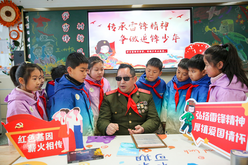 2025年3月3日，江蘇南通如皋市安定小學(xué)里，傷殘軍人許波銀在思政小課堂上向?qū)W生講述雷鋒故事。