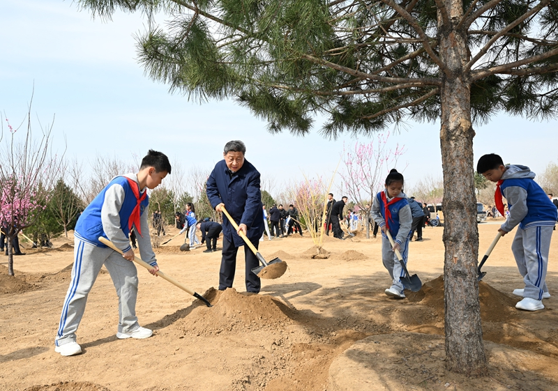 2025年4月3日，習(xí)近平總書(shū)記來(lái)到北京豐臺(tái)區(qū)永定河畔參加首都義務(wù)植樹(shù)活動(dòng)。