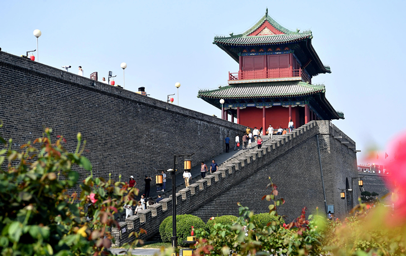 2024年9月16日，游客在河北省石家莊市正定古城游玩。