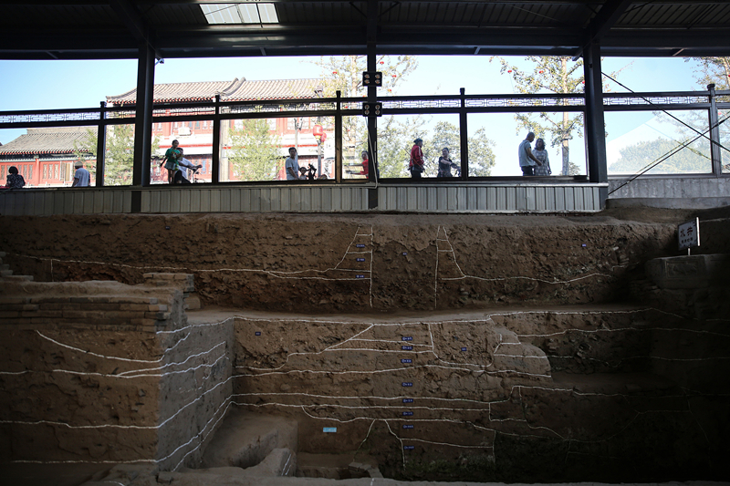 2019年9月7日，人們透過玻璃幕墻看開元寺南廣場遺址考古現(xiàn)場。