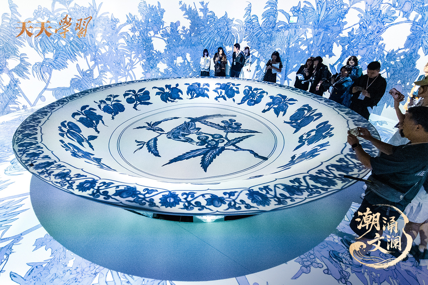 2025年5月13日，“‘紋’以載道——故宮博物院沉浸式數字體驗展”亮相香港故宮文化博物館。