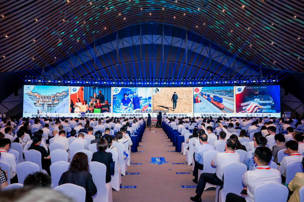 2025年中國(guó)網(wǎng)絡(luò)文明大會(huì)《走好網(wǎng)上群眾路線百個(gè)成績(jī)突出賬號(hào)推選活動(dòng)成果》發(fā)布現(xiàn)場(chǎng)。