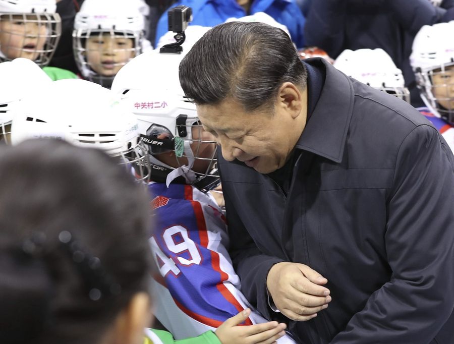 2017年2月24日，習(xí)近平總書記在北京五棵松體育中心考察時同青少年冰球愛好者“撞肩”，表示相互問候。