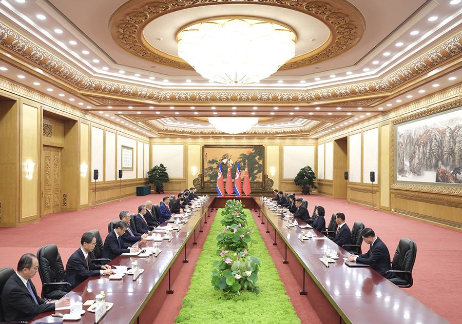 9月4日晚，中共中央總書記、國家主席習(xí)近平在北京人民大會堂同來華出席紀(jì)念中國人民抗日戰(zhàn)爭暨世界反法西斯戰(zhàn)爭勝利80周年活動的朝鮮勞動黨總書記、國務(wù)委員長金正恩舉行會談。