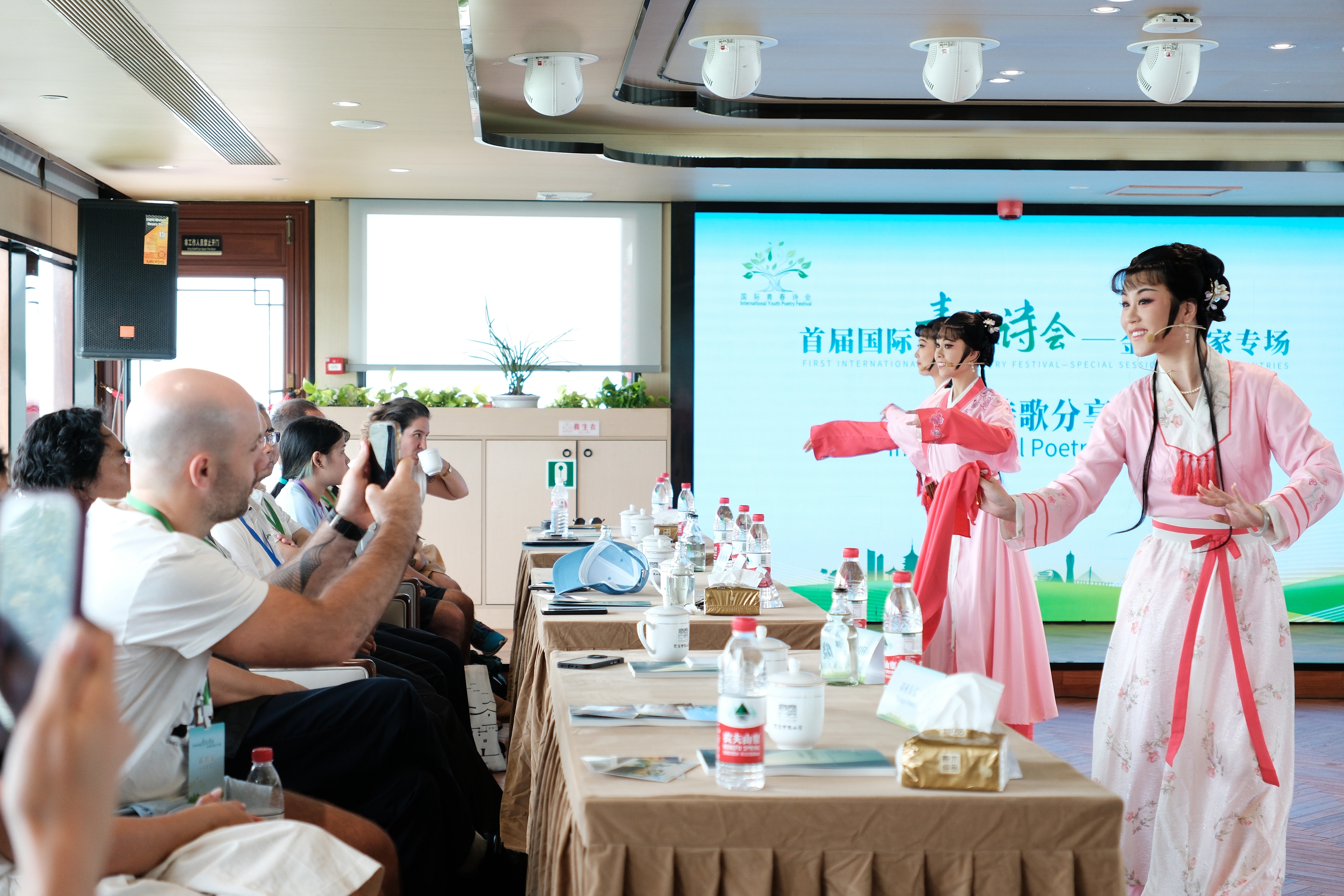 2024年7月21日，浙江杭州，金磚國家外國友人欣賞越劇《富陽新曲》。