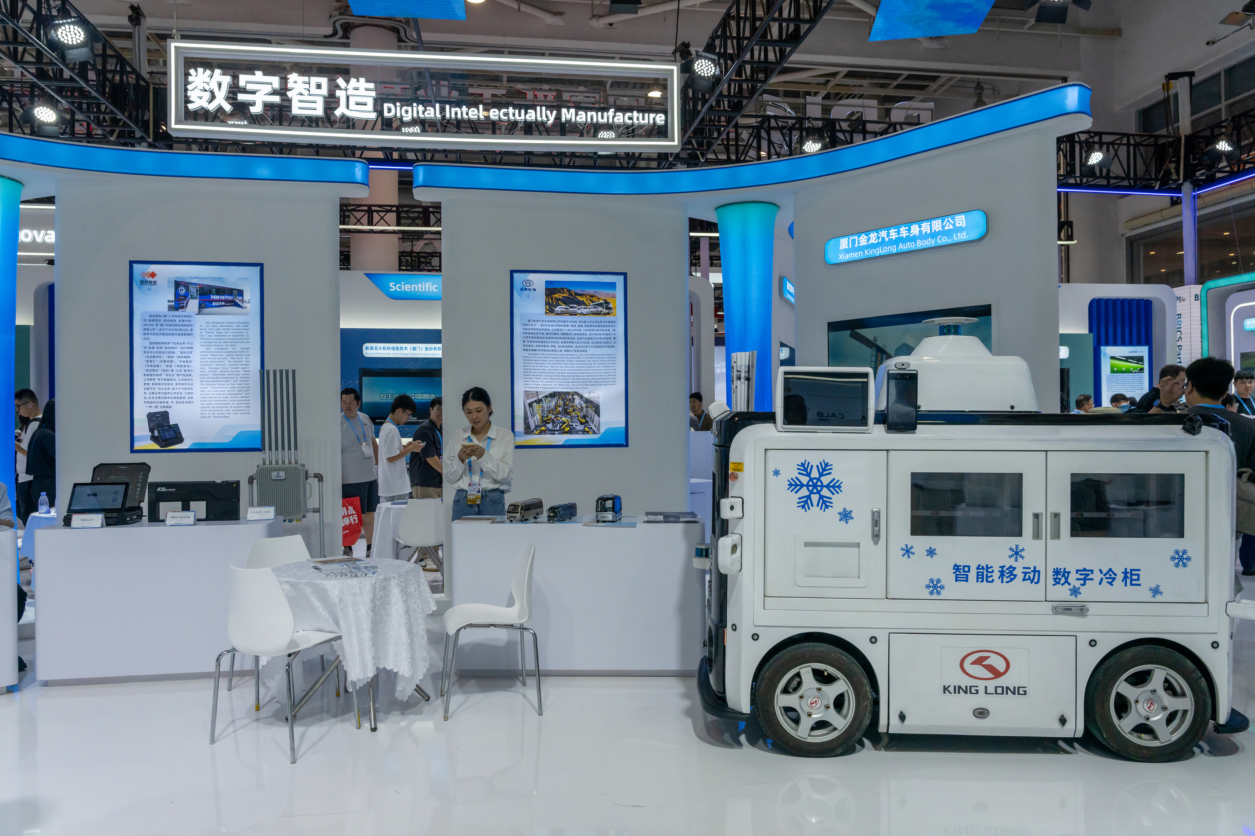 2024年9月9日，福建廈門，觀眾在金磚國家新工業(yè)革命伙伴關(guān)系創(chuàng)新基地展位參觀、洽談。