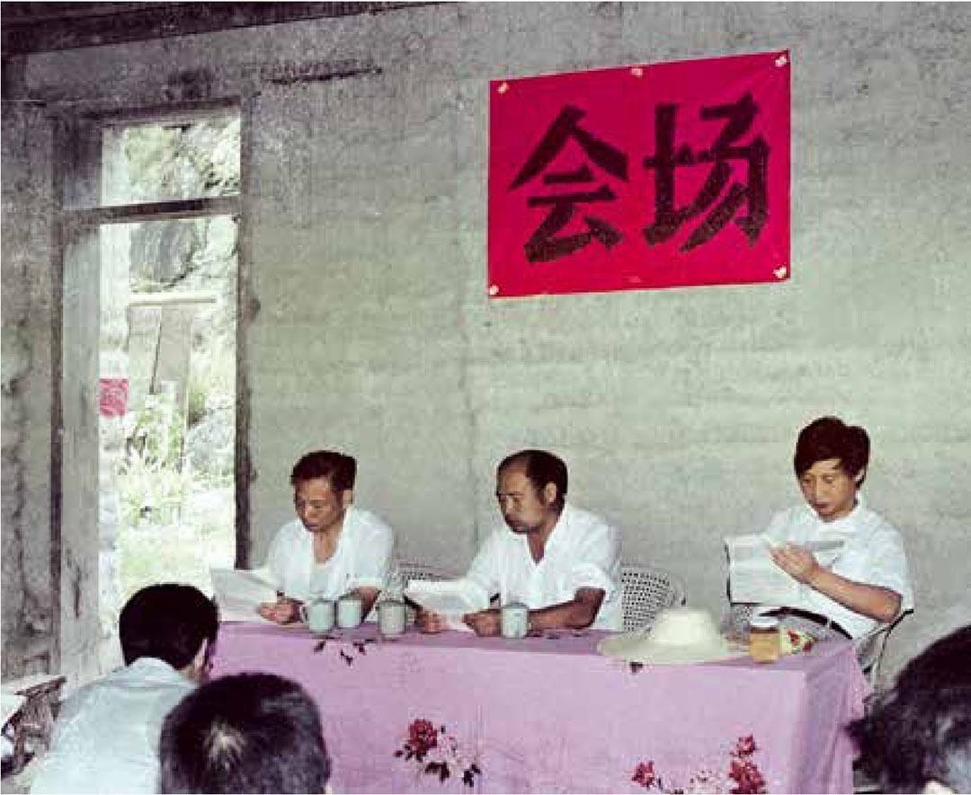 1989年7月，習(xí)近平在壽寧縣下黨鄉(xiāng)召開現(xiàn)場辦公會。