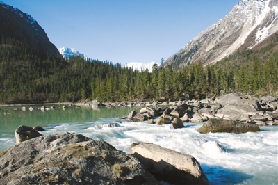 然烏湖美景。圖片由昌都市委宣傳部提供.jpg