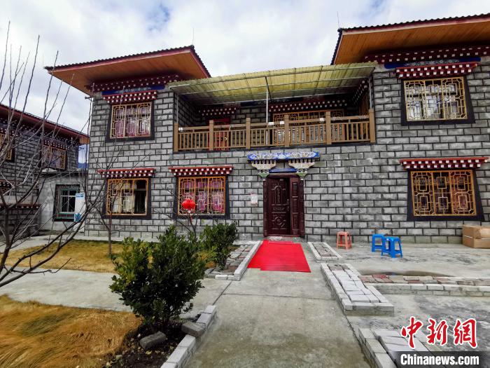 圖為林芝米林縣羌納鄉(xiāng)西嘎村村民家家戶戶發(fā)展庭院經(jīng)濟(jì)，院內(nèi)種滿了各種果樹。　趙延 攝