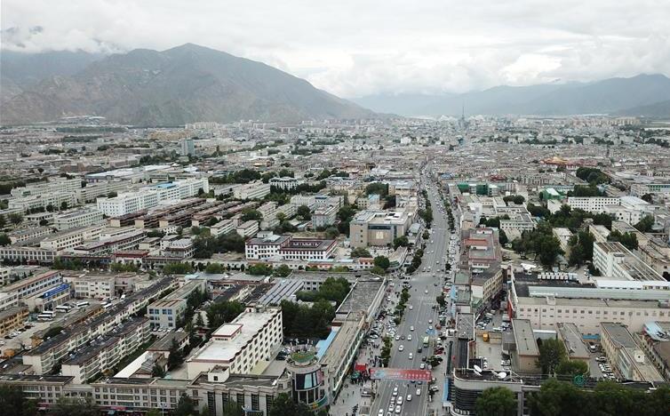 8月10日無人機(jī)拍攝的拉薩城市一景。新華社記者 王益亮 攝.jpg