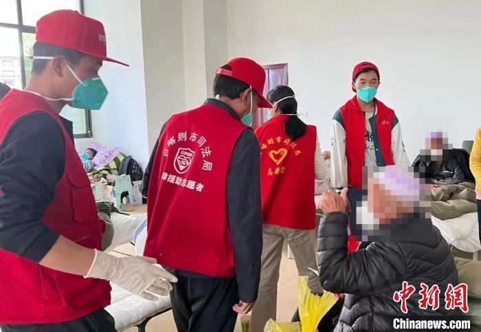圖為得到妥善安置周到的服務(wù)，患者向志愿者豎起大拇指?！∪湛t市委宣傳部供圖