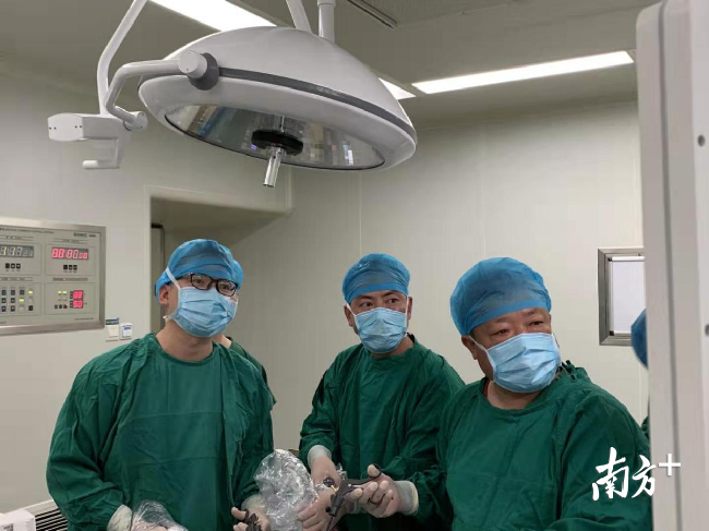 李英儒（左一）開展林芝地區(qū)首例腹腔鏡右半結腸癌根治術。