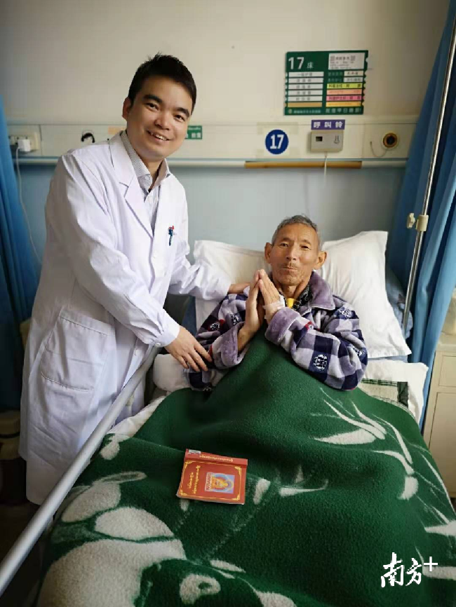 李英儒給阿伯實施了林芝地區(qū)首例腹腔鏡胃癌根治術，術后阿伯恢復良好。