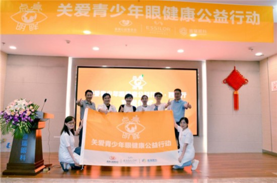 “點(diǎn)亮明眸”援藏斜視手術(shù)醫(yī)生楊英:穿上戰(zhàn)袍去戰(zhàn)斗