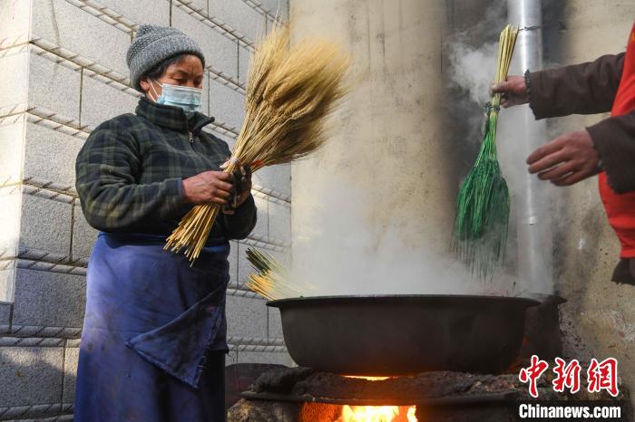 圖為拉薩手藝人制作年貨“羅薩梅朵”?！∝暩聛硭?攝