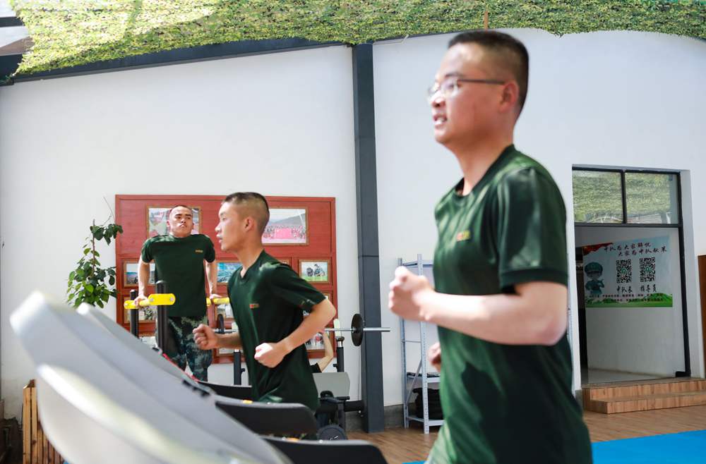 官兵正在新配發(fā)的跑步機(jī)上運(yùn)動(dòng)。