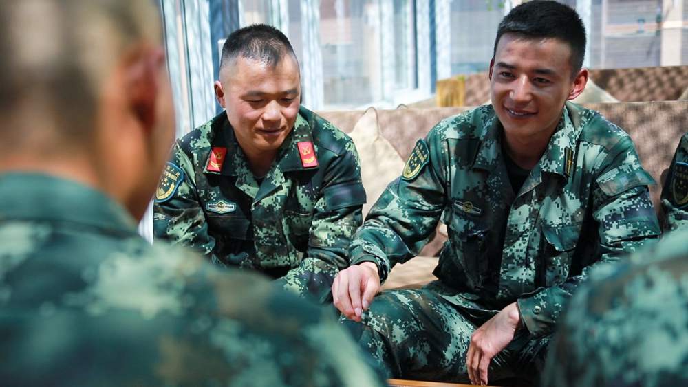 官兵正在陽光棚內(nèi)優(yōu)雅的環(huán)境中下象棋。
