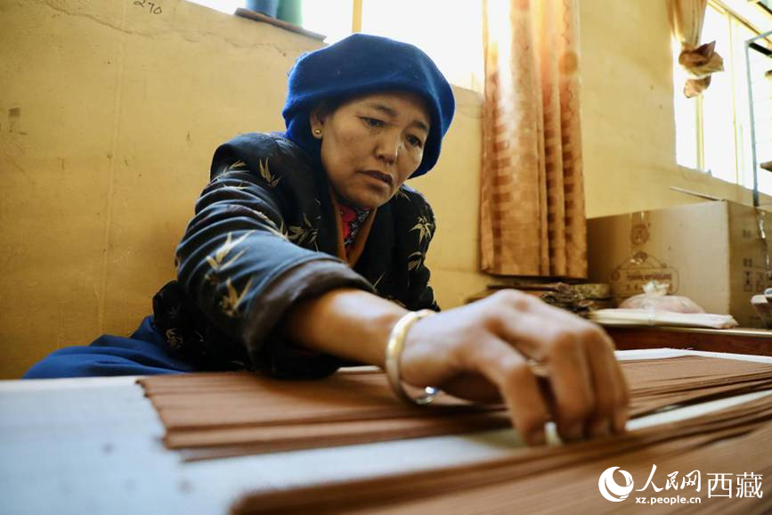 藏香廠的工人們堅持手工制作藏香。人民網(wǎng)記者 次仁羅布攝