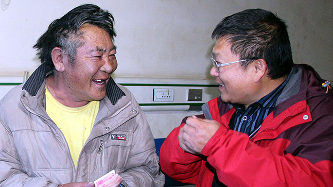 6、這是中國石化援藏干部王鵬雁（右）來到???結(jié)對子”幫扶對象的扎扎（左）家中，為他妻子英秋治病送去自掏腰包的??????需的治療費(fèi)（扎??2014??7??9日攝）_副本.jpg