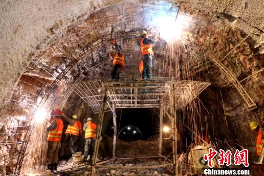 圖為施工人員正在進(jìn)行隧道支護(hù)焊接作業(yè)?！￡悤?攝