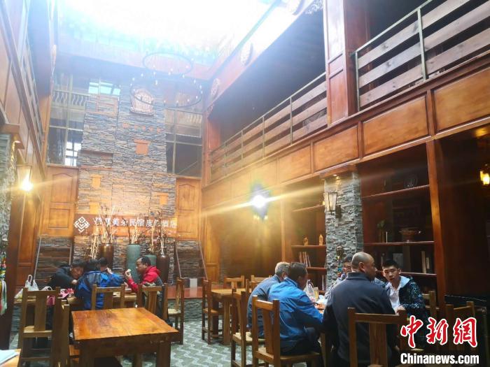 圖為扎尕那的藏式民宿酒店中，游客正在用餐。　史靜靜 攝