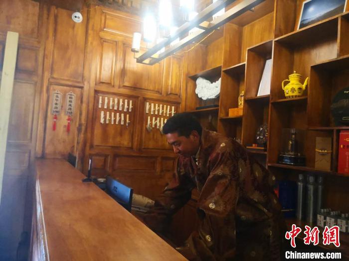 圖為桑杰才讓用電腦處理財務(wù)。　史靜靜 攝