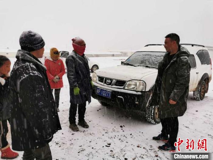圖為扎西鬧吾(右一)與當(dāng)?shù)啬翍艚徽?。郵儲(chǔ)銀行青海省分行供圖