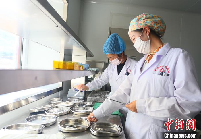 7月下旬，夏河縣人民醫(yī)院醫(yī)生進(jìn)行手術(shù)用具的消毒清潔?！「哒?攝