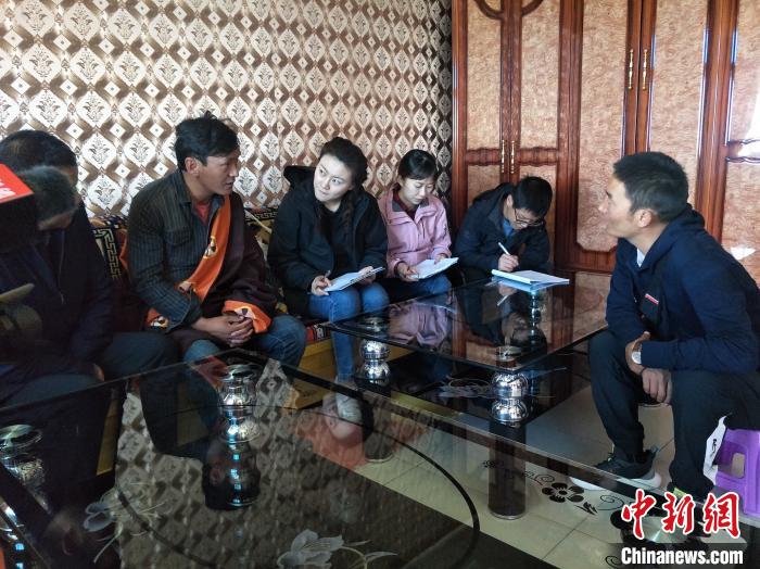 圖為調(diào)查組工作人員正在入戶調(diào)查?！∑钤鲚?攝