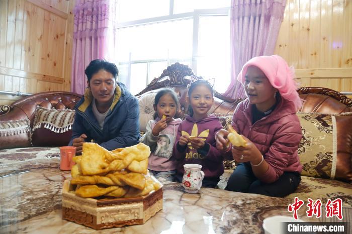 圖為項(xiàng)青達(dá)杰一家人合影。　馬銘言 攝