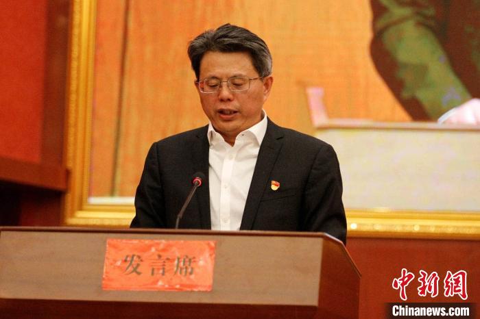 圖為果洛州委常委、副州長、上海市援青聯(lián)絡(luò)組組長馮志勇總結(jié)對口支援十年工作。　果洛州委宣傳部供圖 攝