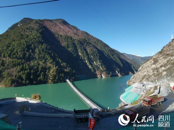 這條單跨353米索道橋，是全國最長的民用重載索道橋，技術(shù)要求高，施工難度極大。僅完成進(jìn)行便道、索道橋施工就用了一年時(shí)間。郭瑩 攝