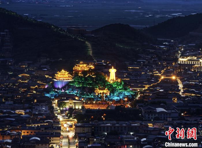 圖為滇藏茶馬古道重鎮(zhèn)獨(dú)克宗古城已成為知名旅游景點(diǎn)?！『蜁匝?攝