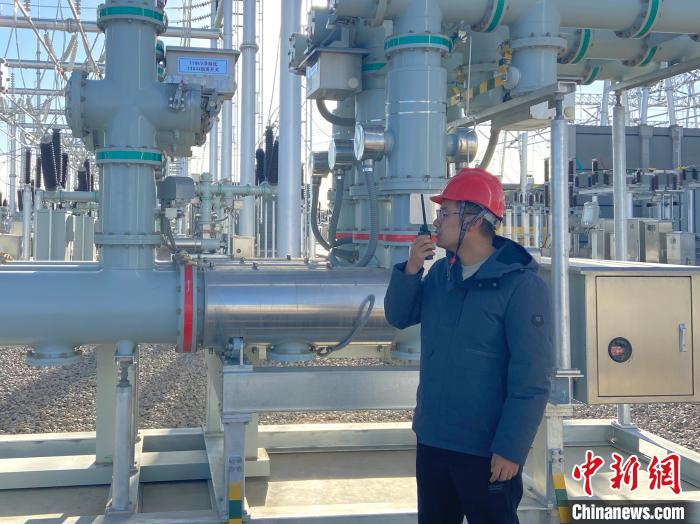 圖為國網(wǎng)青海檢修公司專業(yè)人員在沙柳變電站驗收設(shè)備。　唐胥 攝