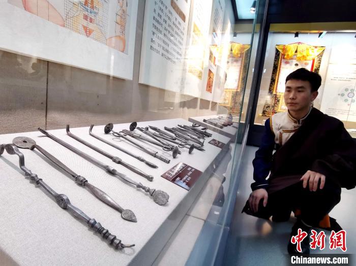 圖為陳展的藏醫(yī)手術器械。　張?zhí)砀?攝