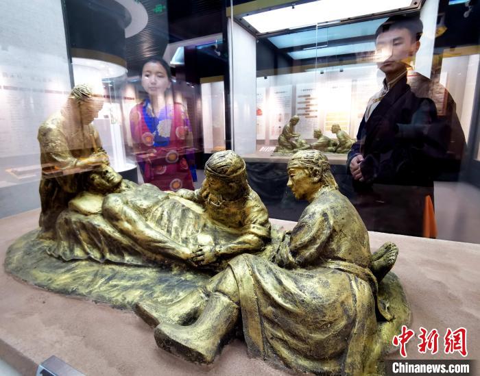 圖為模擬的藏醫(yī)眼科手術(shù)場(chǎng)景。　張?zhí)砀?攝