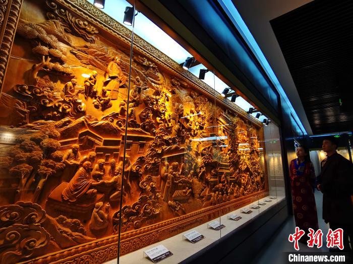 圖為青海大學(xué)民族醫(yī)學(xué)博物館陳展的歷代知名藏醫(yī)浮雕?！?zhí)砀?攝