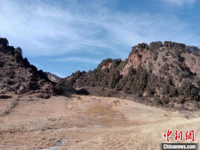 圖為坎布拉外圍地區(qū)的古火山口。孫揚(yáng)益 供圖 孫揚(yáng)益 供圖 攝