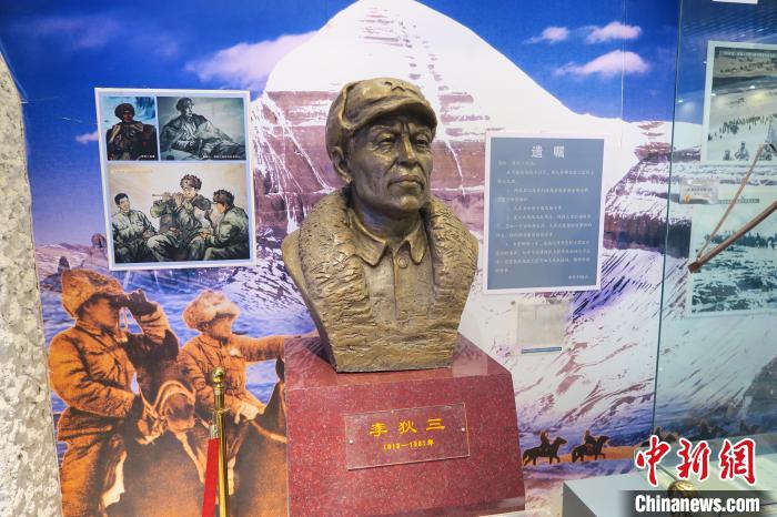圖為南疆軍區(qū)某合成團1連榮譽室，雕像是進藏先遣英雄連總指揮李狄三。　楊程晨 攝